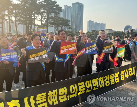 지난 2일 서울 대통령 집무실 앞에서 대한의사협회 관계자들이 간호법을 반대하는 집회를 하고 있다. 〈사진=연합뉴스〉