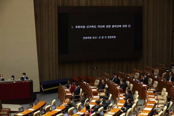 지난달 30일 오후 국회 본회의장에서 국회의원 선거제도 개선에 관한 결의안 심사를 위한 전원위원회 첫 회의가 열리고 있다. 〈사진=연합뉴스〉