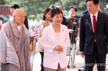 박근혜, 대구 동화사 방문...대구 사저 입주 뒤 첫 공식 외출