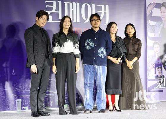 11일 오전 서울 용산구 CGV용산아이파크몰점에서 넷플리스 시리즈 '퀸메이커' 제작발표회가 열렸다. 오진석 감독과 배우 김희애, 문소리, 류수영, 서이숙이 참석했다.    박세완 엔터뉴스팀 기자 park.sewan@jtbc.co.kr (콘텐트비즈니스본부)