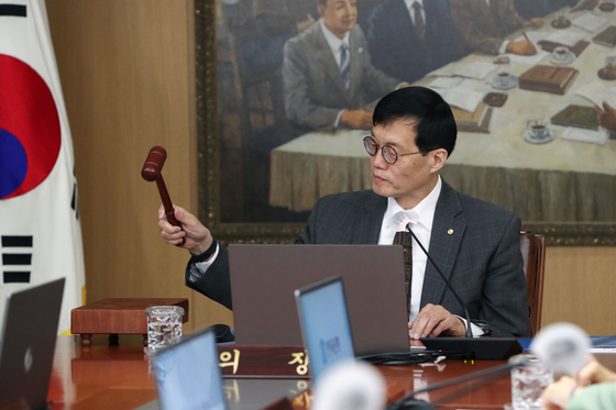 이창용 한국은행 총재가 11일 서울 중구 한국은행에서 열린 금융통화위원회에서 의사봉을 두드리고 있다. 〈사진=연합뉴스〉