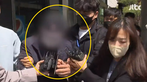 A씨는 지난 10일 구속 전 피의자 심문을 받기 위해 법정에 출석하면서 ″사고를 막기 위해 브레이크를 밟으려다 그렇게 됐다″고 주장했다. 〈사진=JTBC 방송화면 캡처〉