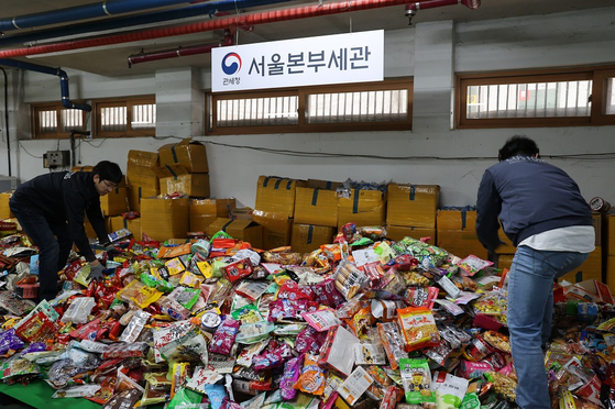 서울세관 직원들이 압수창고에서 압수 물품을 정리하고 있다. 〈사진=관세청〉