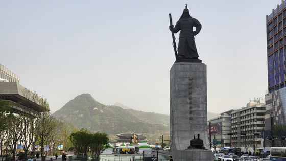 12일 오전 서울 광화문광장에서 바라본 북악산 모습. 〈사진=안태훈 기자〉