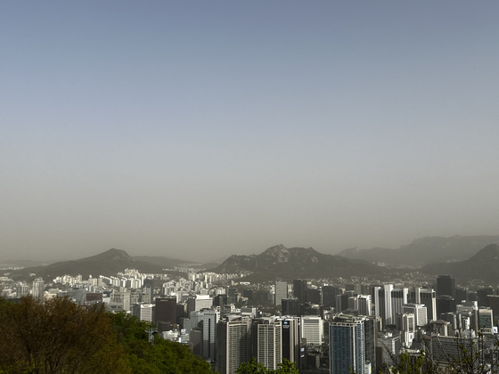 12일 서울 전역에 미세먼지 경보가 내려졌다. 사진은 남산서울타워 인근에서 서울 시내를 바라본 사진. 〈사진=장연제 기자〉