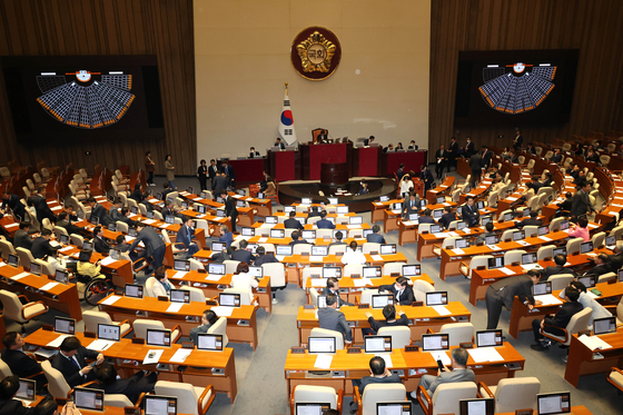 13일 오후 열린 국회 본회의에서 여야 의원들이 양곡관리법 재의안에 대해 무기명으로 투표하고 있다. 〈사진=연합뉴스〉