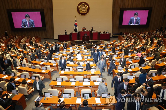 오늘(13일) 국회 본회의에서 간호법 제정안의 상정이 보류되자 더불어민주당 의원들이 항의하며 퇴장하고 있다. 〈사진=연합뉴스〉