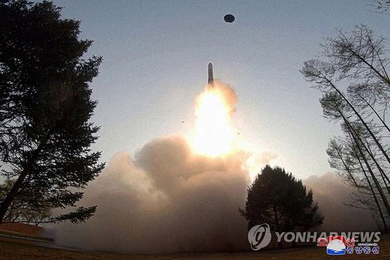 북한 조선중앙통신은 김정은 국무위원장이 참석한 가운데 ″지난 13일 고체연료 대륙간탄도미사일 '화성포-18' 형 시험발사가 단행되였다″고 14일 보도했다. 〈사진=연합뉴스〉