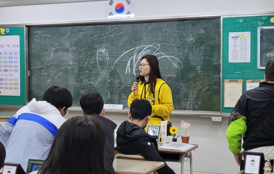 고 임경빈 군의 엄마 전인숙 씨가 기억교실을 찾은 학생들에게 해설을 하고 있다. 〈사진=이지현 기자〉