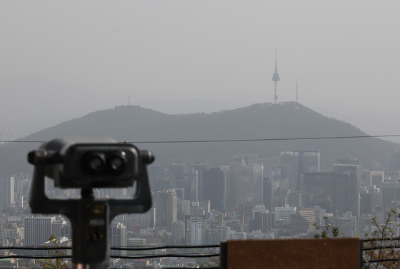 지난 16일 오후 북악산 팔각정에서 바라본 서울 시내가 황사와 미세먼지로 뿌옇다. 〈사진=연합뉴스〉