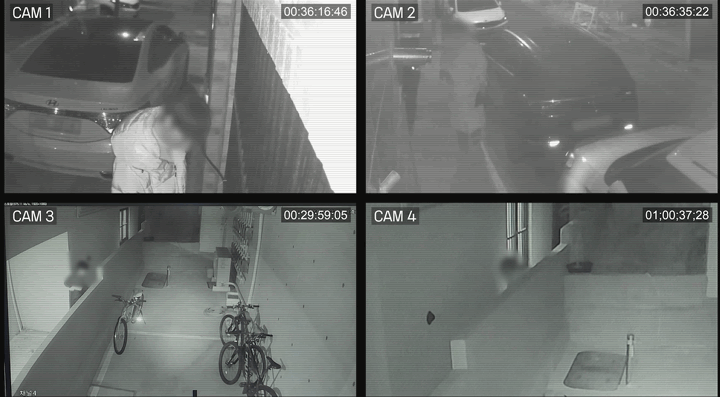 대전 서구의 원룸 밀집가에서 잠겨있지 않은 창문을 열고 집 안을 들여다보는 남성의 모습이 CCTV에 찍혔다.  〈출처=대전경찰청 제공〉