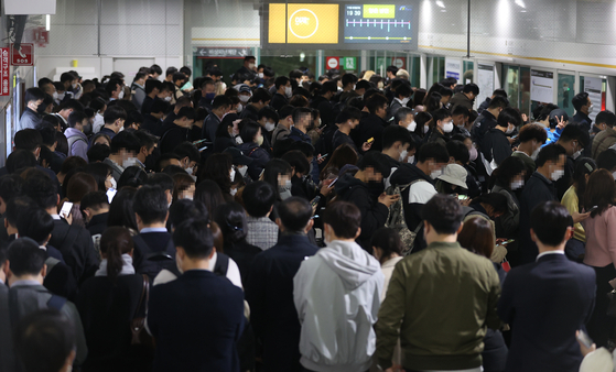 김포도시철도(김포골드라인) 김포공항역이 환승 시민들로 붐비고 있다. 〈사진-연합뉴스〉