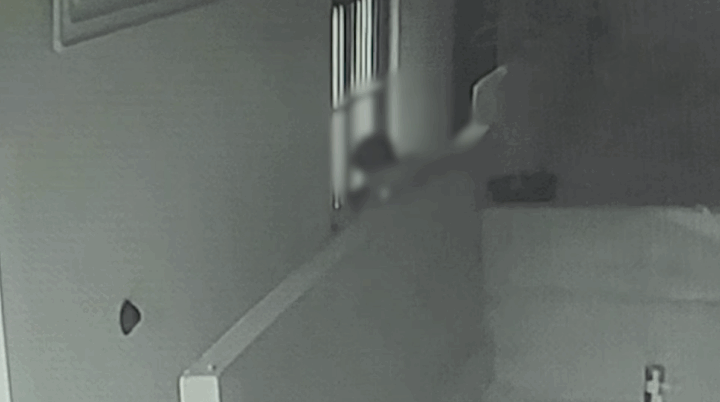 대전 서구의 원룸 밀집가에서 잠겨있지 않은 창문을 열고 집 안을 들여다보는 남성의 모습이 CCTV에 찍혔다.  〈출처=대전경찰청 제공〉