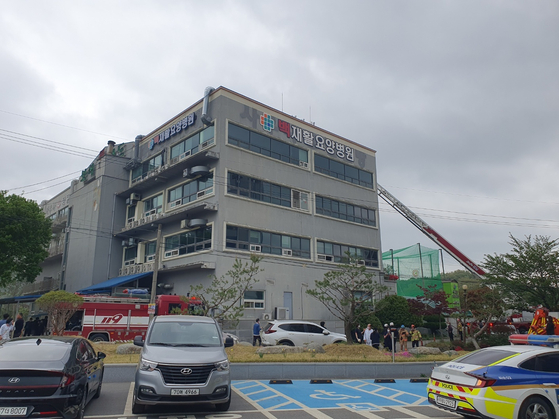 전남 화순군 화순읍의 한 요양병원에서 불이 나 화재 대응 2단계가 발령됐다. 〈사진=화순소방서〉