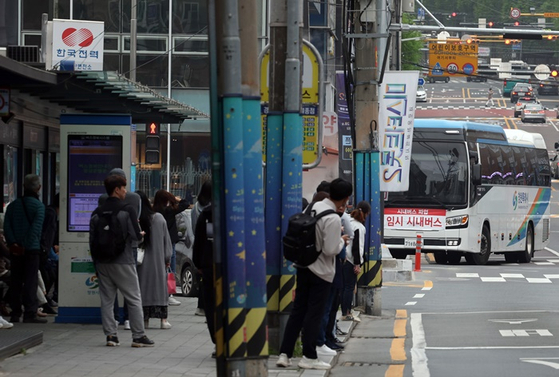 경남 창원 지역 시내버스가 파업에 돌입한 오늘(19일) 오전 창원 마산합포구 경남대·남부터미널 종점 버스 정류소 인근에서 '시내버스 파업 임시 시내버스'라는 문구가 부착된 임시 버스가 우회전하고 있다. 〈사진=연합뉴스〉