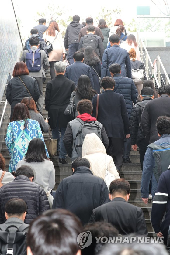 출근하는 직장인들 〈사진=연합뉴스〉