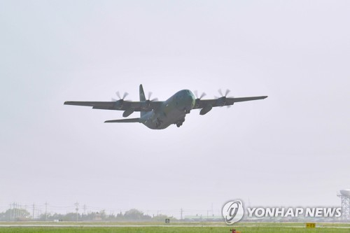 지난 21일 수단 교민 철수 임무를 맡은 군 수송기가 이륙하고 있다.  〈사진=연합뉴스〉