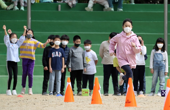 지난해 4월 광주 남구 한 초등학교에서 3학년 학생들이 운동회를 하고 있다. 〈사진=연합뉴스〉