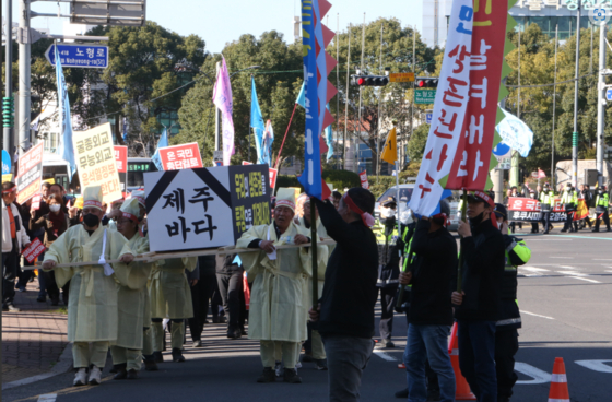 지난 2월 28일 제주도에서 진행된 일본 후쿠시마 핵오염수 방류 반대를 위한 농어민 단체의 결의대회. 〈사진=연합뉴스〉