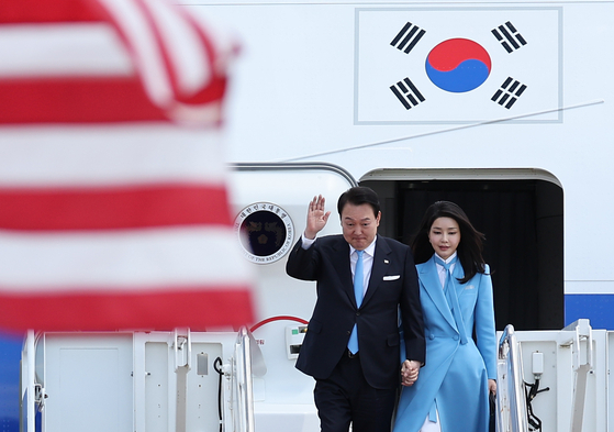 미국을 국빈 방문하는 윤석열 대통령과 김건희 여사가 24일 오후(현지시간) 미국 워싱턴DC 인근 앤드루스 공군기지에 도착, 공군 1호기에서 내리며 손을 들어 인사하고 있다. 〈사진=연합뉴스〉