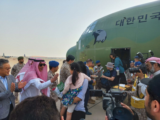 북아프리카 수단에서 군벌 간 무력 충돌 사태로 고립됐던 교민들이 24일(현지시간) 사우디아라비아 제다 공항에 우리 군용기편으로 도착하고 있다. 〈사진=대통령실 제공〉