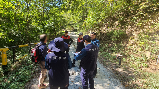 임산물 불법채취 적발 현장. 〈사진=산림청 제공〉