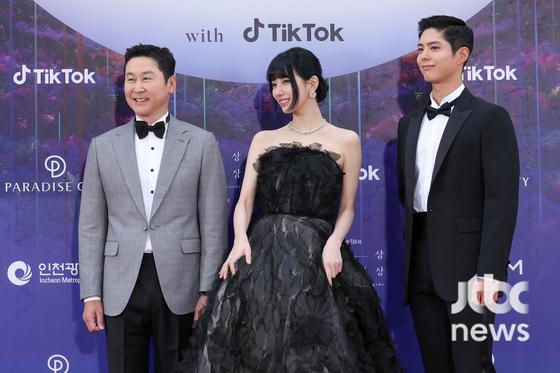 MC 신동엽, 수지, 박보검이 28일 오후 인천 중구 운서동 파라다이스시티에서 열린 '제59회 백상예술대상' 레드카펫 행사에 참석해 포즈를 취하고 있다.   '제59회 백상예술대상'은 JTBC·JTBC2·JTBC4에서 동시 생중계, 틱톡에서 디지털 생중계된다.   특별취재반 / 2023.04.28/