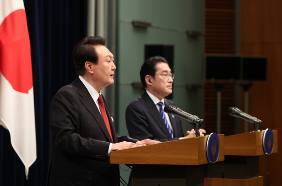 1박2일 일정으로 일본을 방문한 윤석열 대통령이 지난 3월 16일 오후 일본 도쿄 총리 관저에서 기시다 후미오 일본 총리와 한일 확대정상회담을 마친 뒤 공동 기자회견에서 발언하고 있다. 〈사진=연합뉴스〉