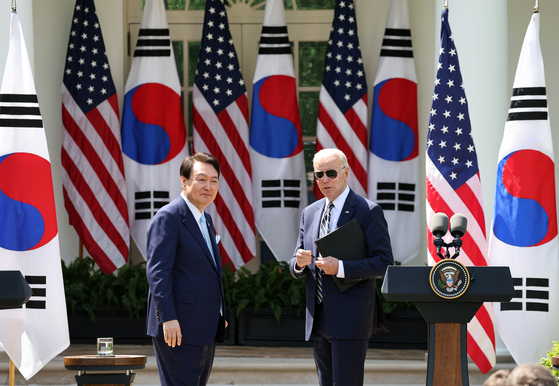 미국을 국빈 방문한 윤석열 대통령과 조 바이든 미국 대통령이 26일(현지시간) 워싱턴DC 백악관 로즈가든에서 공동 기자회견을 하고 있다. 〈사진=연합뉴스〉