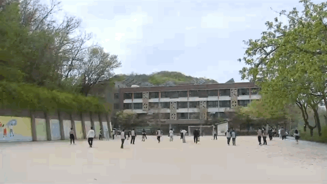 서울시 동작구 상도동의 국사봉중학교. 학교 옥상에 태양광 발전설비가 설치되어 있다.