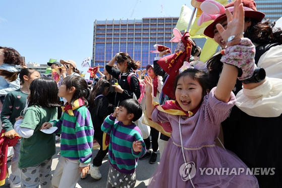 어린이날 101주년·어린이해방선언 100주년을 기념하는 '어린이가 행복한 나라' 행사가 지난 1일 열렸다. 서울 종로구 방정환 생가터에서 출발해 세종문화회관 중앙계단 앞까지 걷는 거리 행진을 마친 참가자들이 춤을 추고 있다. 〈사진=연합뉴스〉