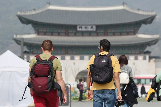 서울 광화문광장에서 반팔을 입은 관광객들이 이동하는 모습. 〈사진=연합뉴스〉