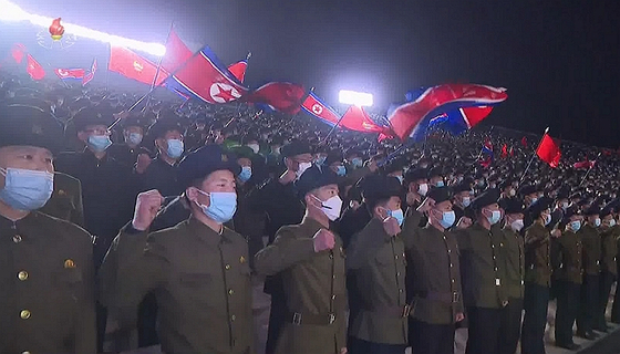 기사 이해를 돕기 위한 자료 사진. 조선중앙TV는 지난 3월 18일 ″한 하늘을 이고 살수 없는 철천지 원수들에 대한 치솟는 적개심으로 온 나라가 격앙되였다″며 ″17일 하루동안에만도 전국적으로 80여 만명에 달하는 청년동맹일군들과 청년학생들이 인민군대입대와 복대를 열렬히 탄원했다″고 보도했다. [사진=조선중앙TV 화면·연합뉴스]