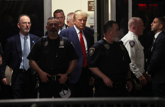 현지시간 4일 도널트 트럼프 미국 전 대통령이 뉴욕 맨해튼 형사법원에 출석한 모습. 〈사진=로이터〉