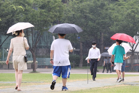 서울광장에서 시민들이 우산을 쓴 모습. 〈사진=연합뉴스〉  