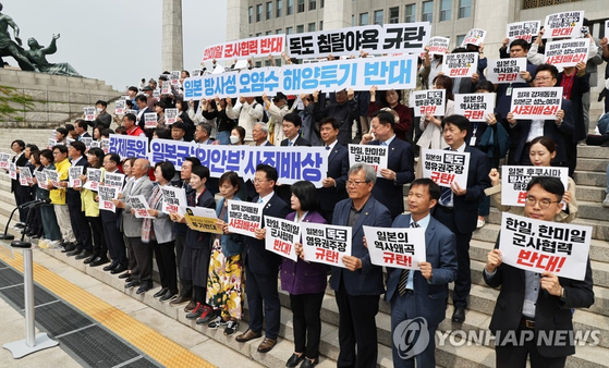 민주당 대일굴욕외교대책위와 시민사회단체가 4일 국회 본청 앞 계단에서 일본 총리 방한 관련 공동 기자회견을 하고 있다. 〈사진=연합뉴스〉