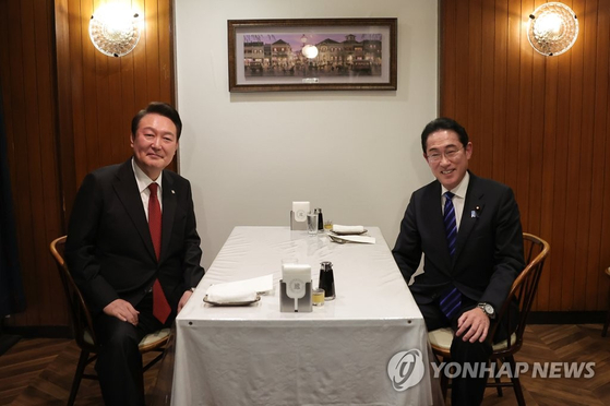 지난 3월 16일 일본을 방문한 윤석열 대통령이 기시다 후미오 일본 총리와 도쿄 긴자의 오므라이스 노포에서 친교의 시간을 보냈다. 〈사진=연합뉴스〉