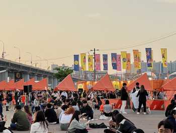 [현장르포] 돌아온 한강야시장 '북적'…“마스크 없이 나들이 왔어요“