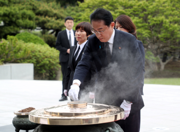 기시다, 현충원 참배…일본 총리로는 12년만