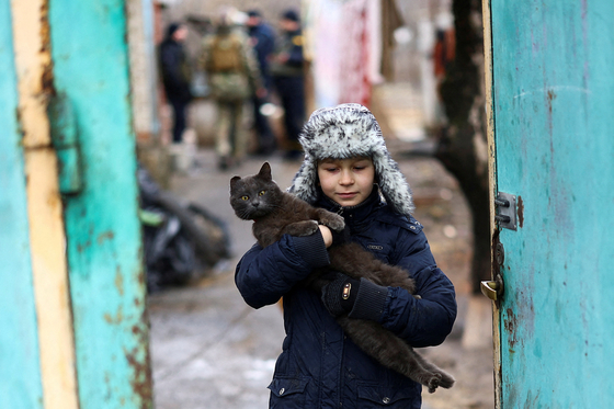 지난 2월 28일 도네츠크 주 시베르스크에서 우크라이나 한 소년이 고양이를 데리고 대피하고 있다. 〈사진=로이터〉