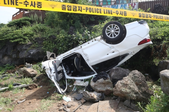 20일 오전 3시 38분쯤 제주시 애월읍 고내리 해안도로를 달리던 쏘나타 렌터카가 전복해 관광객 3명이 숨지고 4명이 크게 다쳤다. 〈사진=연합뉴스〉