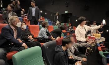 문재인 전 대통령 부부, 영화 '문재인입니다' 관람