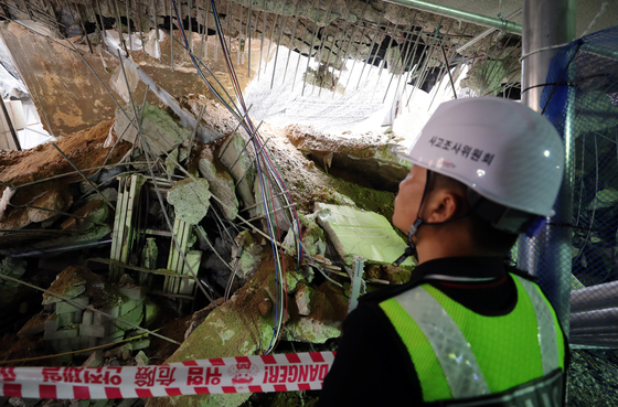 인천 서구 검단신도시 아파트 공사장에서 국토교통부 사고조사관이 현장 점검을 하고 있다. 〈사진=연합뉴스〉