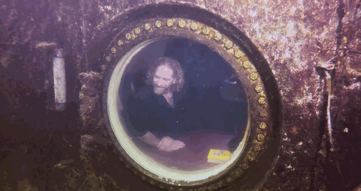 미국 플로리다주 바닷속 9m 아래 설치된 캡슐에서 74일 동안 지내며 수중 생활 최장 기록을 세운 조셉 디투리 교수. 〈영상=로이터〉