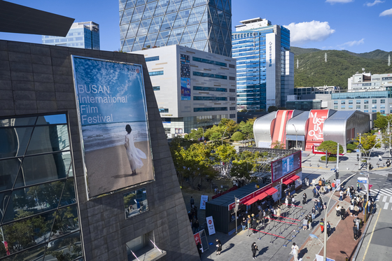 이용관 부산국제영화제 이사장 사의 표명 "사태 정리되면 물러나겠다"