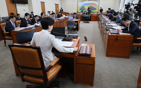 17일 오전 국회에서 열린 정무위원회 전체회의에서 백혜련 위원장이 의사봉을 두드리고 있다.   정무위는 이날 국회의원의 가상자산 자진신고 및 조사에 관한 결의안을 채택했다. 〈사진=연합뉴스〉