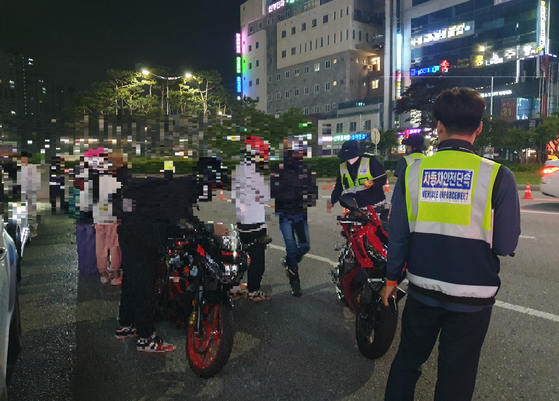 광주교통안전공단과 광주광산경찰서가 17일 밤 11시부터 오늘(18일) 새벽까지 자동차관리법 위반 등 단속을 벌였다.〈사진=광주교통안전공단〉