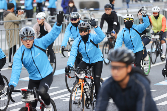 지난해 '서울 자전거 대행진' 참가자들이 광화문 광장에서 힘차게 출발하고 있다. 