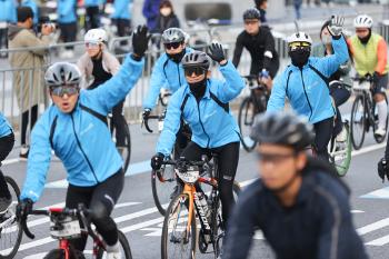 자동차만 달리던 강변북로 씽씽…일요일 '서울 자전거 대행진'