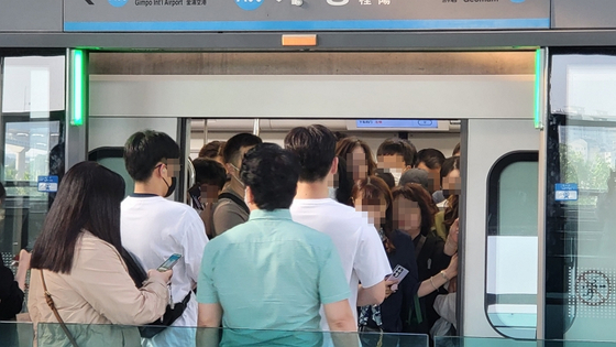 19일 오전 7시 37분쯤 인천 계양역 공항철도에 승객들이 가득 차 있다. 〈사진=김천 기자〉